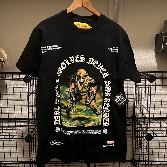 DARC SPORT NEVER SURRENDER OVERSIZED TEE IN BLACK